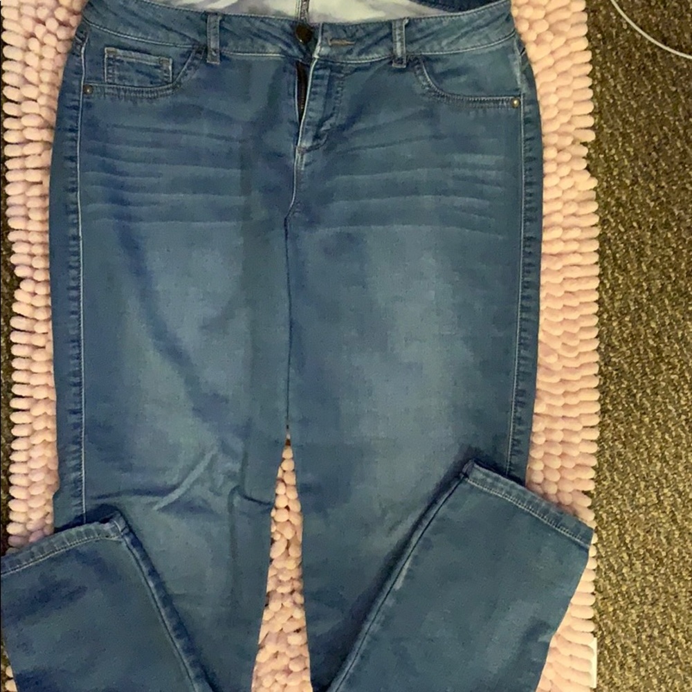 Straight pant legging jean.